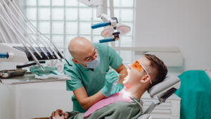 dentistas y cirujanos orales